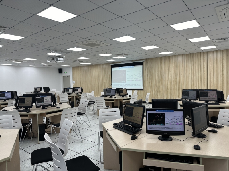 证券银行综合实训室简介